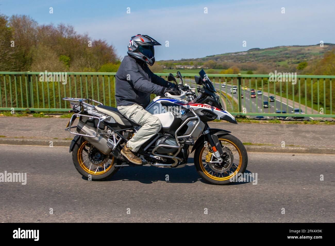 2020 BMW R 1250 Gs Adventure tourer te; motociclista; trasporto a due ruote, motocicli, veicoli, Strade, motociclette, motociclette e motociclette che guidano a Chorley, Regno Unito Foto Stock
