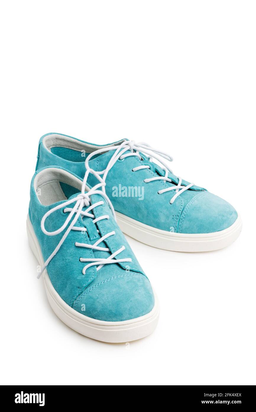 Paio di nuove scarpe da passeggio in pelle scamosciata blu isolate su sfondo bianco. Foto Stock
