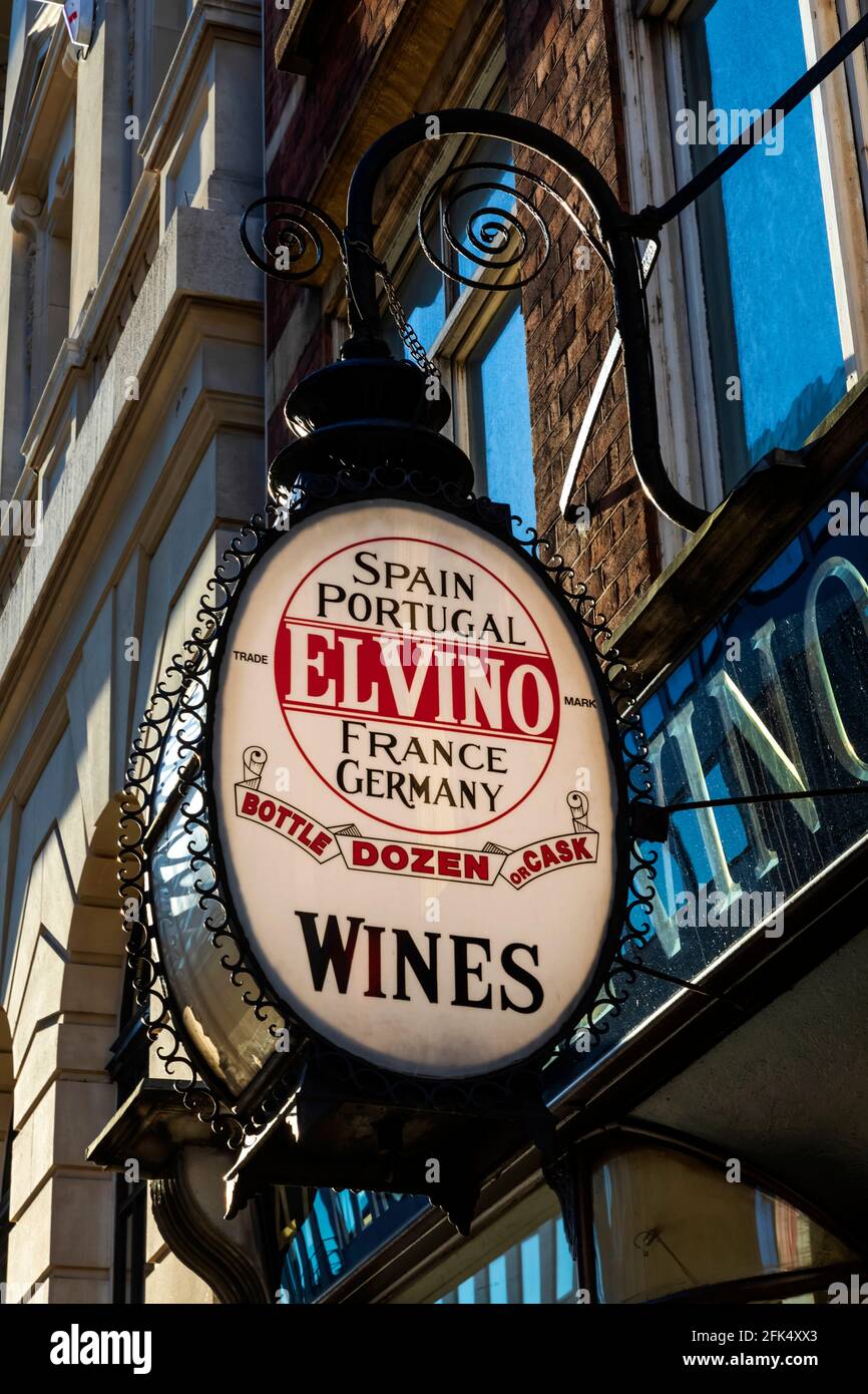 Inghilterra, Londra, City of London, Fleet Street, El vino Wine Store Sign *** Local Caption *** UK,United Kingdom,Great Britain,Britain,British,English, Foto Stock