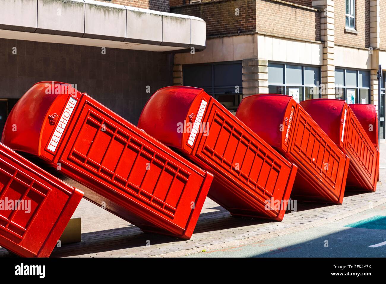 Inghilterra, Londra, Kingston-upon-Thames, scultura fatta di scatole telefoniche usate da Dis intitolate 'fuori ordine' da David Match *** Local Caption *** UK, Unite Foto Stock