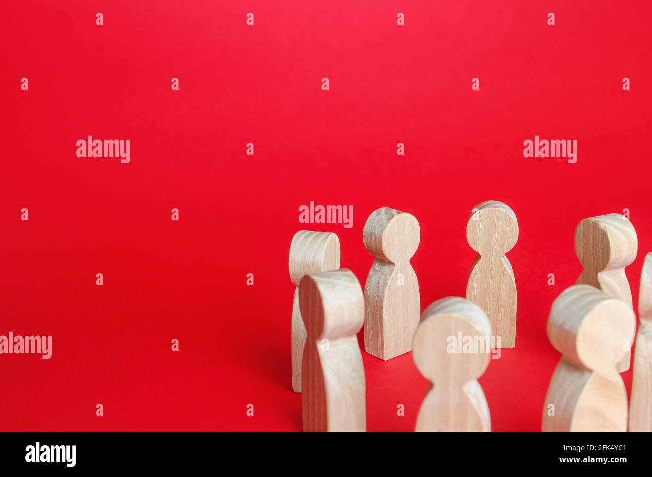 Figure di persone in un cerchio. Concetto di riunione sociale. Discussione dei problemi, sviluppo di soluzioni ai conflitti attraverso il dialogo. Negoziati, Foto Stock