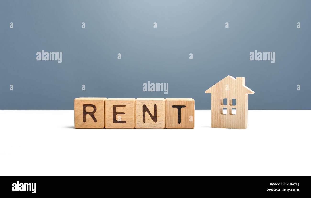 Casa di legno e la parola Rent. Cerca affitto casa. Servizi di realtor. Locazione di alloggi e immobili. Mercato del noleggio. Prenotazione di case Foto Stock