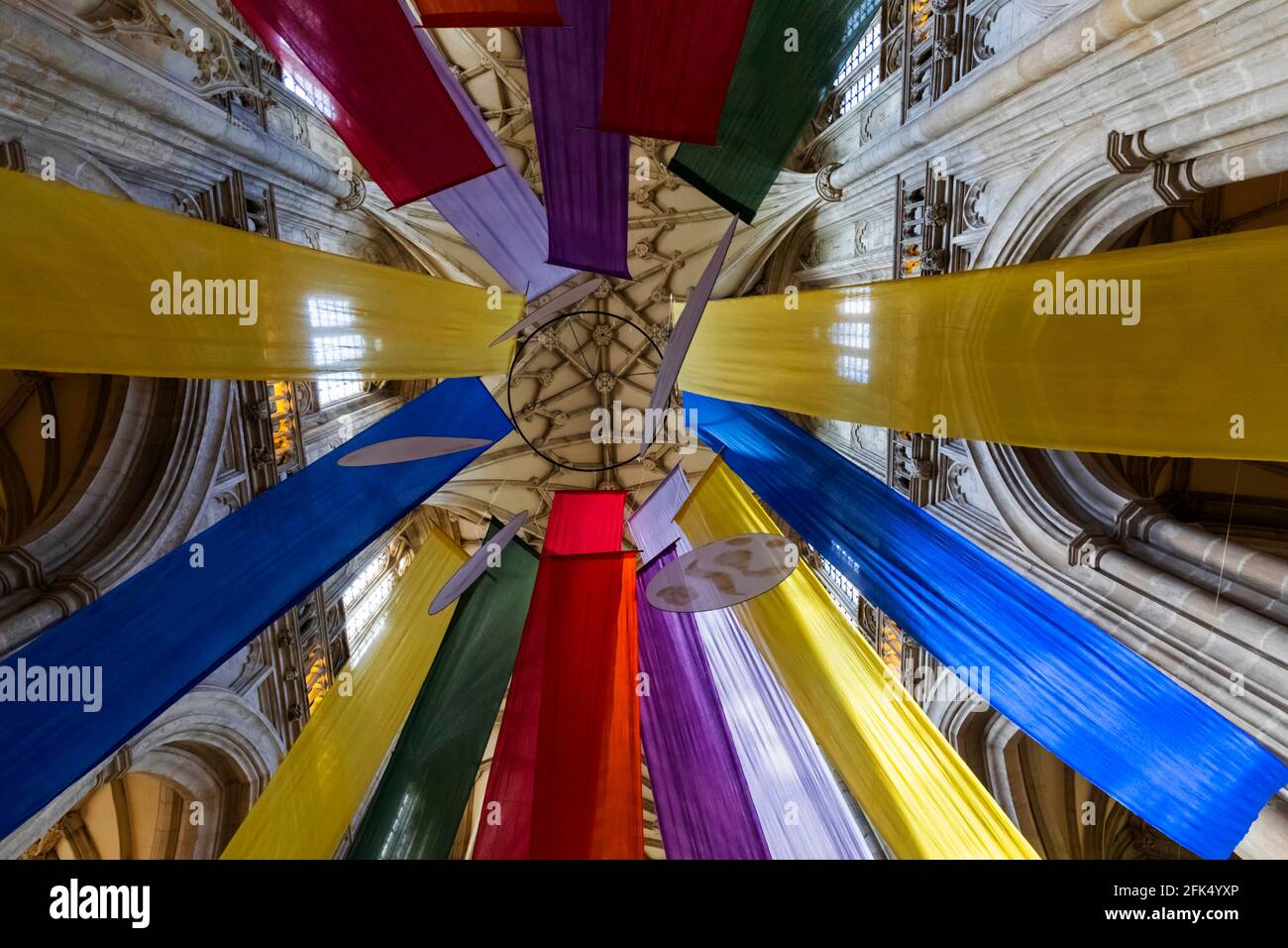 Inghilterra, Hampshire, Winchester, Winchester Cathedral, Installazione dal titolo 'Burst of Color' di Gill Sakinii *** Local Caption *** Art,Artwork,Brita Foto Stock
