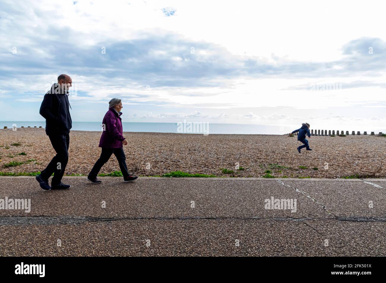 Inghilterra, East Sussex, Eastbourne, People Walking on Eastbourne Seafront Promenade *** Local Caption *** Regno Unito, Gran Bretagna, Inghilterra, Engla Foto Stock