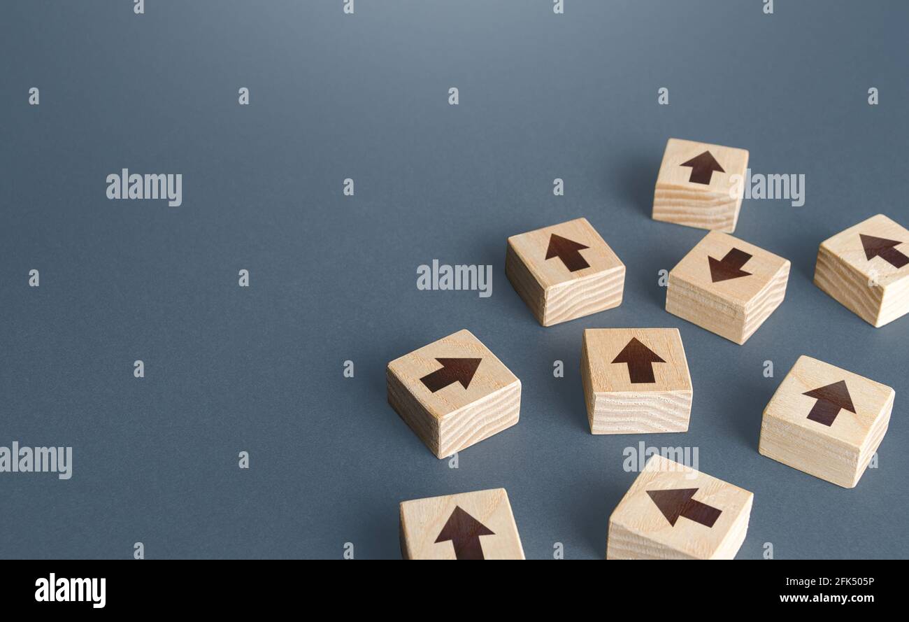 Array di frecce disordinato. Nuove opportunità e libertà di pensiero. Mancanza di un sistema unificato, di un'idea e di un obiettivo. Pianificazione, consolidamento, unificazione. RES Foto Stock Array di frecce disordinato. Nuove opportunità e libertà di pensiero. Mancanza di un sistema unificato, di un'idea e di un obiettivo. Pianificazione, consolidamento, unificazione. RES Foto Stock