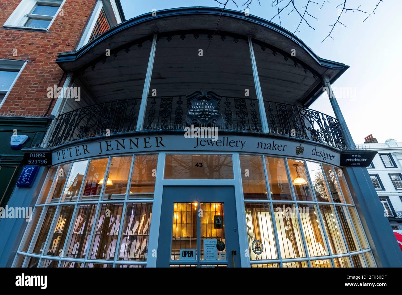 Inghilterra, Kent, Tunbridge Wells, The Pantiles Shopping Street, Jewellery Shop e The Musick Gallery *** Local Caption *** UK, Regno Unito, Gran BRI Foto Stock