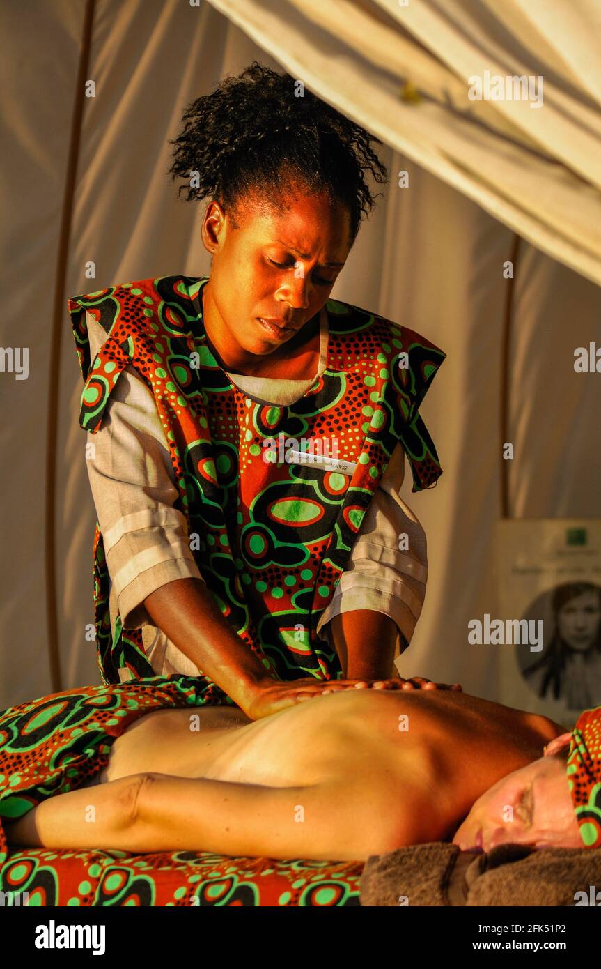 Trattamento di massaggio Royal Spa presso il fiume Zambesi, il Royal Livingstone Hotel, Livingstone, la Provincia del Sud, Zambia Foto Stock