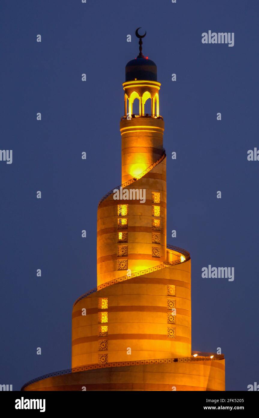 Centro di informazione Islamica, Minaret, al Corniche, Doha, Qatar, Penisola Araba Foto Stock