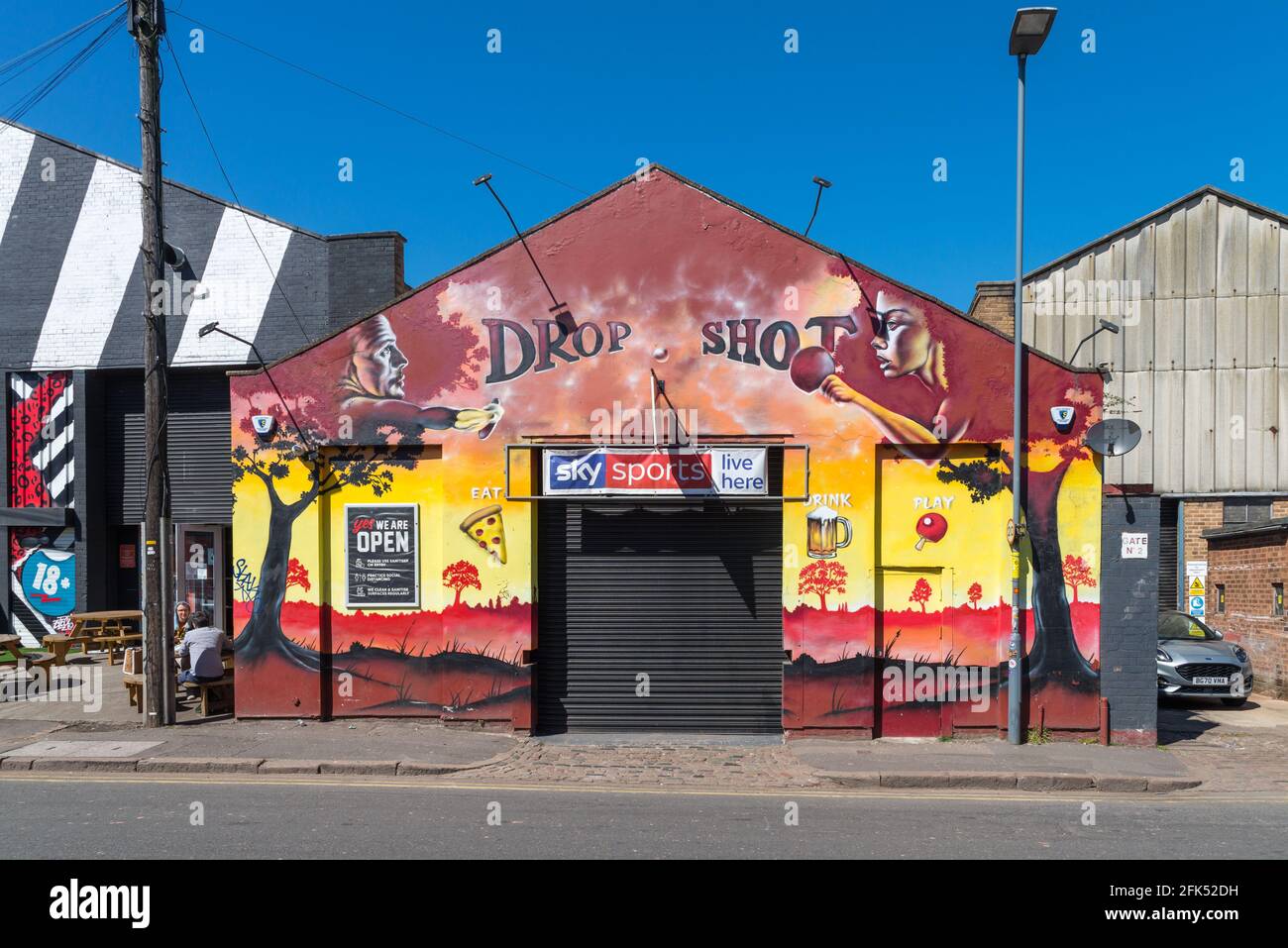Drop Shot a Digbeth, Birmingham è un bar e luogo di intrattenimento con ping pong Foto Stock