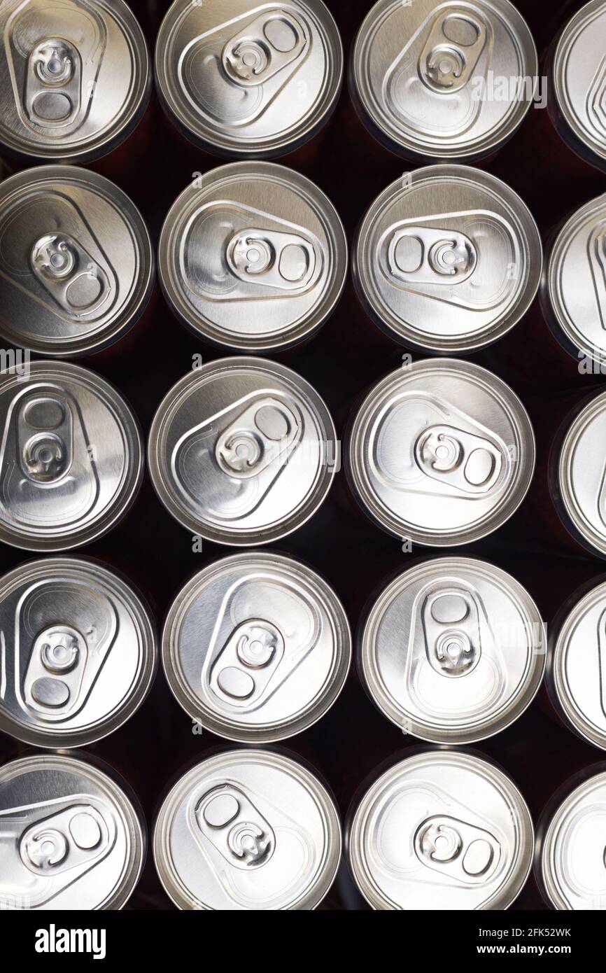 Gruppo di lattine di alluminio con birra o soda. Vista dall'alto. Foto Stock