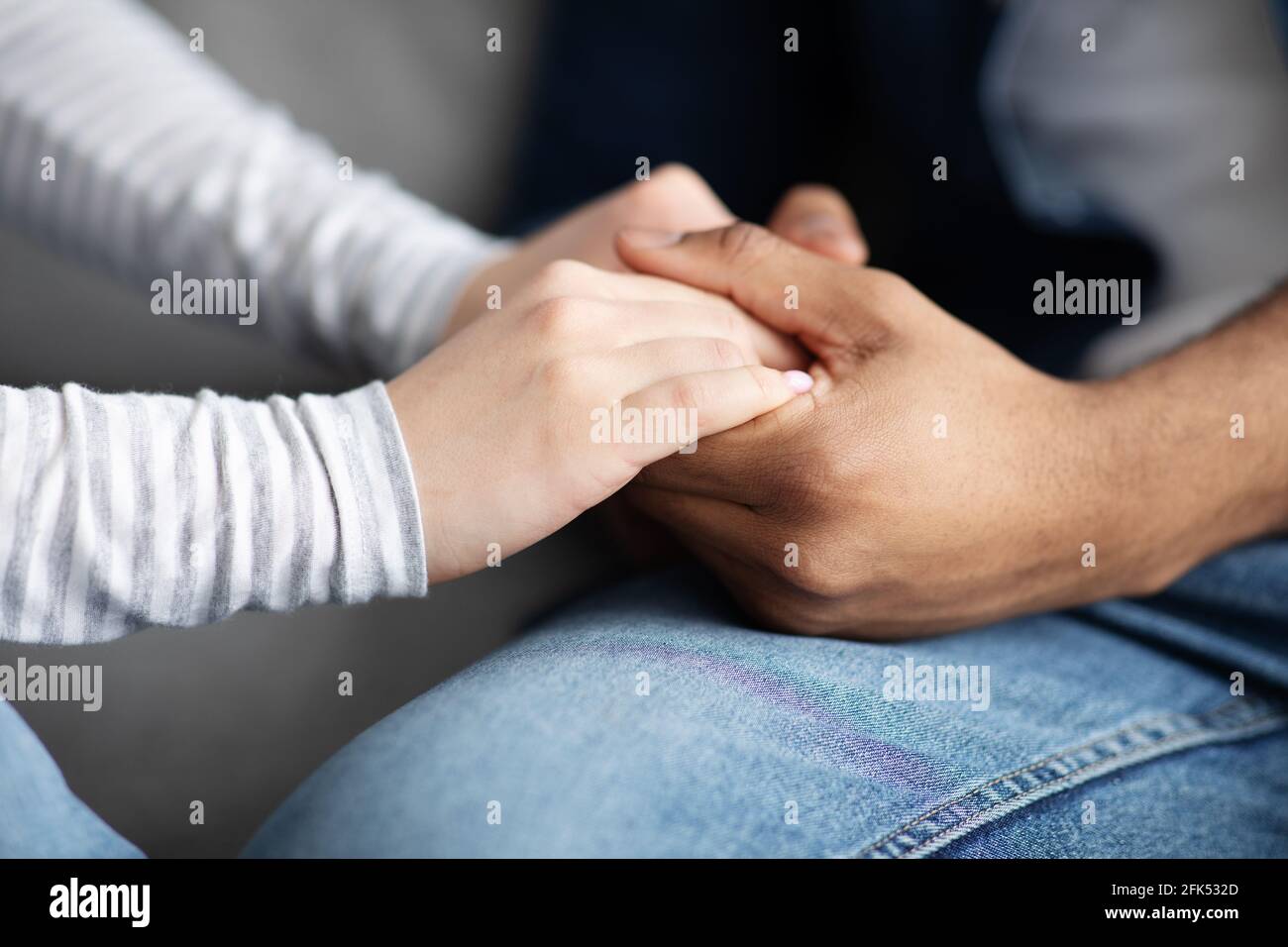 Primo piano di Black Man e White Woman Holding Hands Insieme Foto Stock