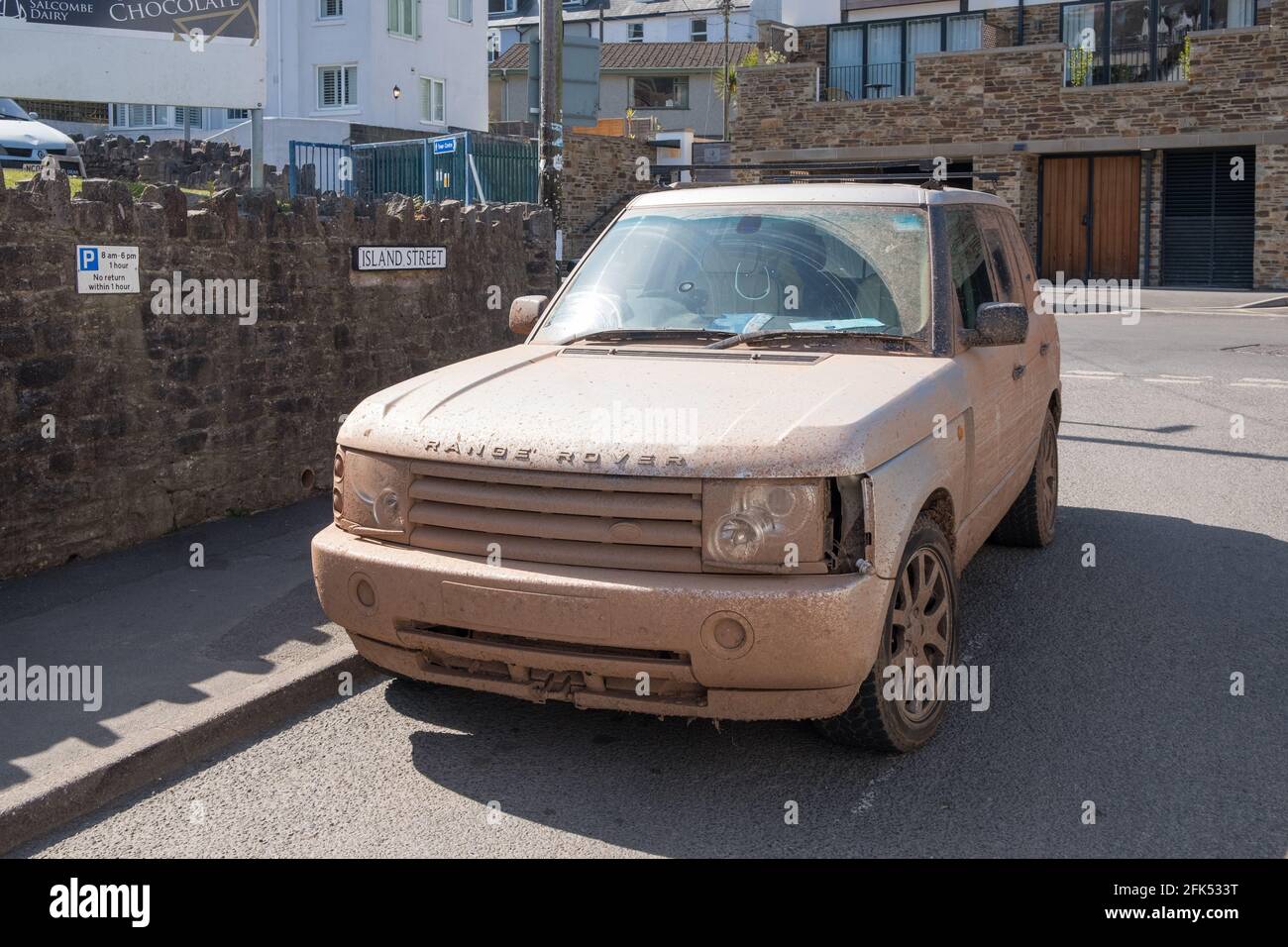 Una Range Rover molto sporca, molto ricoperta di fango rosso a Salcombe, Devon, Regno Unito Foto Stock