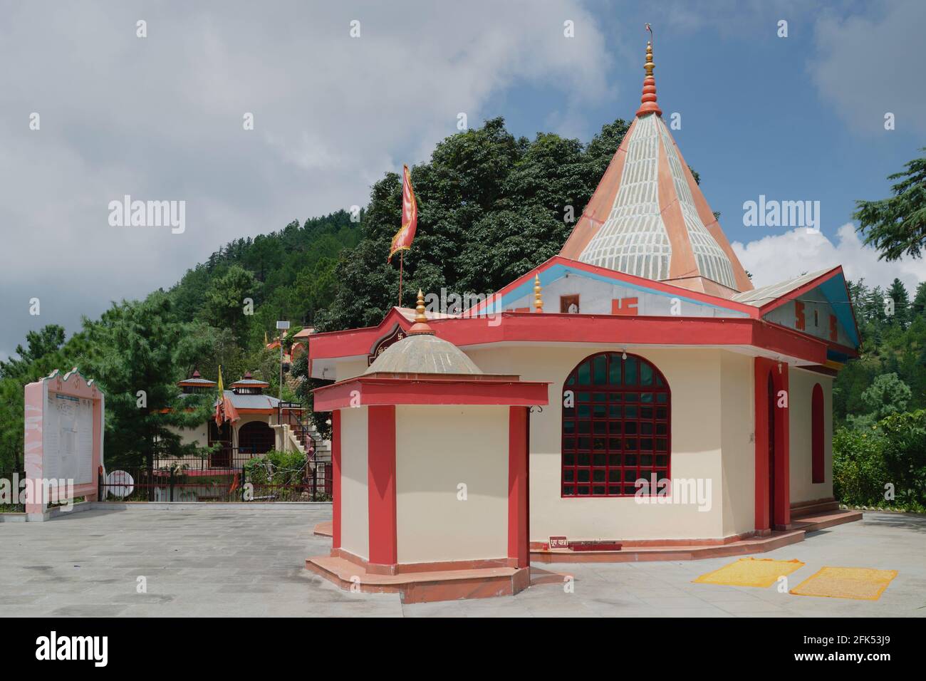 Tempio indù dedicato alla Dea Kali nell'Himalaya su Bright da a Shimla, Himachal Pradesh, India. Foto Stock