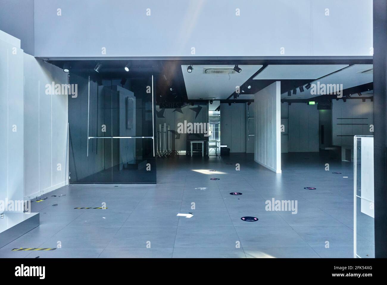 Guardando nella finestra del Top Shop chiuso e vuoto a Douglas, l'Isola di Man è chiusa a causa di covidi blocchi Foto Stock