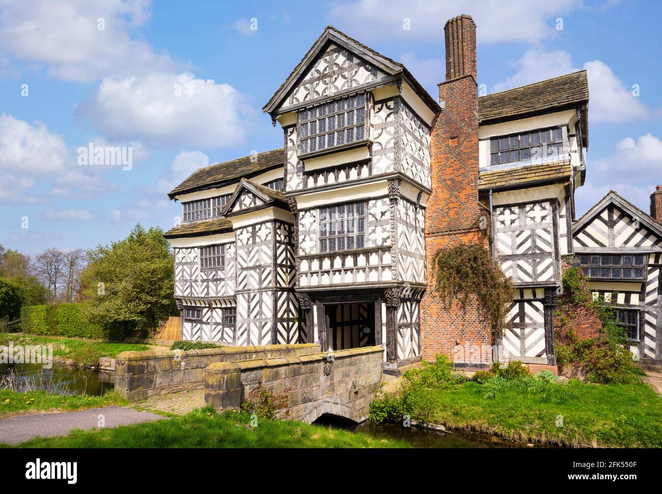 Little Moreton Hall un edificio classificato di grado 1 in bianco e nero Casa a graticcio Tudor maniero con un fossato Congleton Cheshire Inghilterra GB UK Europa Foto Stock