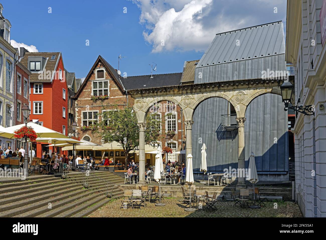 Steinbögen, Gallorömischer Umgangstempel, Querinusbad, ehemalig, Fassade 1825, Ristorante, Domkeller Foto Stock