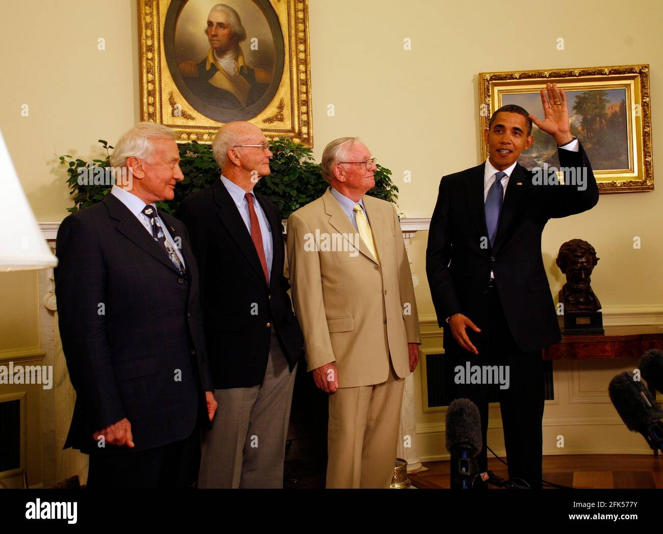 Washington, DC - 20 Luglio 2009 -- Il presidente degli Stati Uniti Barack Obama incontra i membri dell'equipaggio Apollo 11 (l-r) Edwin Eugene 'Buzz' Aldrin, Jr., Michael Collins, e Neil Armstrong nell'Ufficio ovale della Casa Bianca nel 40° anniversario dello sbarco lunare degli astronauti, Washington, DC, lunedì 20 luglio, 2009. Credit: Martin H. Simon/Pool via CNP | usage worldwide Foto Stock