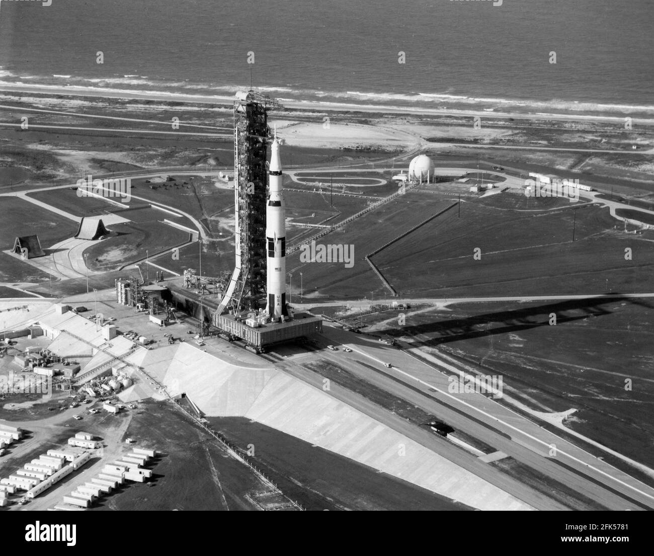 Cape Canaveral, FL - (FILE) -- Vista aerea dell'Apollo 11 Saturn V vicino alla fine del lancio per Pad 39A on. 20 maggio 1969.Credit: NASA via CNP. | utilizzo in tutto il mondo Foto Stock