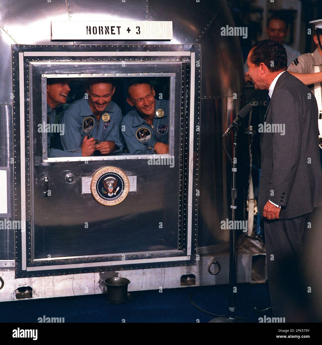 File photo - Pacific Ocean - -- il presidente degli Stati Uniti Richard M. Nixon si trovava nell'area di recupero del Pacifico centrale per accogliere gli astronauti Apollo 11 a bordo degli U.S.S. Hornet, nave di recupero per la storica missione di sbarco lunare Apollo 11. Già confinati al Mobile Quarantine Facility (MQF) sono (da sinistra a destra) Neil A. Armstrong, comandante; Michael Collins, modulo di comando pilota; ed Edwin E. Aldrin Jr., modulo pilota lunare. Apollo 11 si è abbattuto alle 11:49 (CDT), 24 luglio 1969, a circa 812 miglia nautiche a sud-ovest delle Hawaii e a sole 12 miglia nautiche dagli U.S.S. Hornet. Il thr Foto Stock