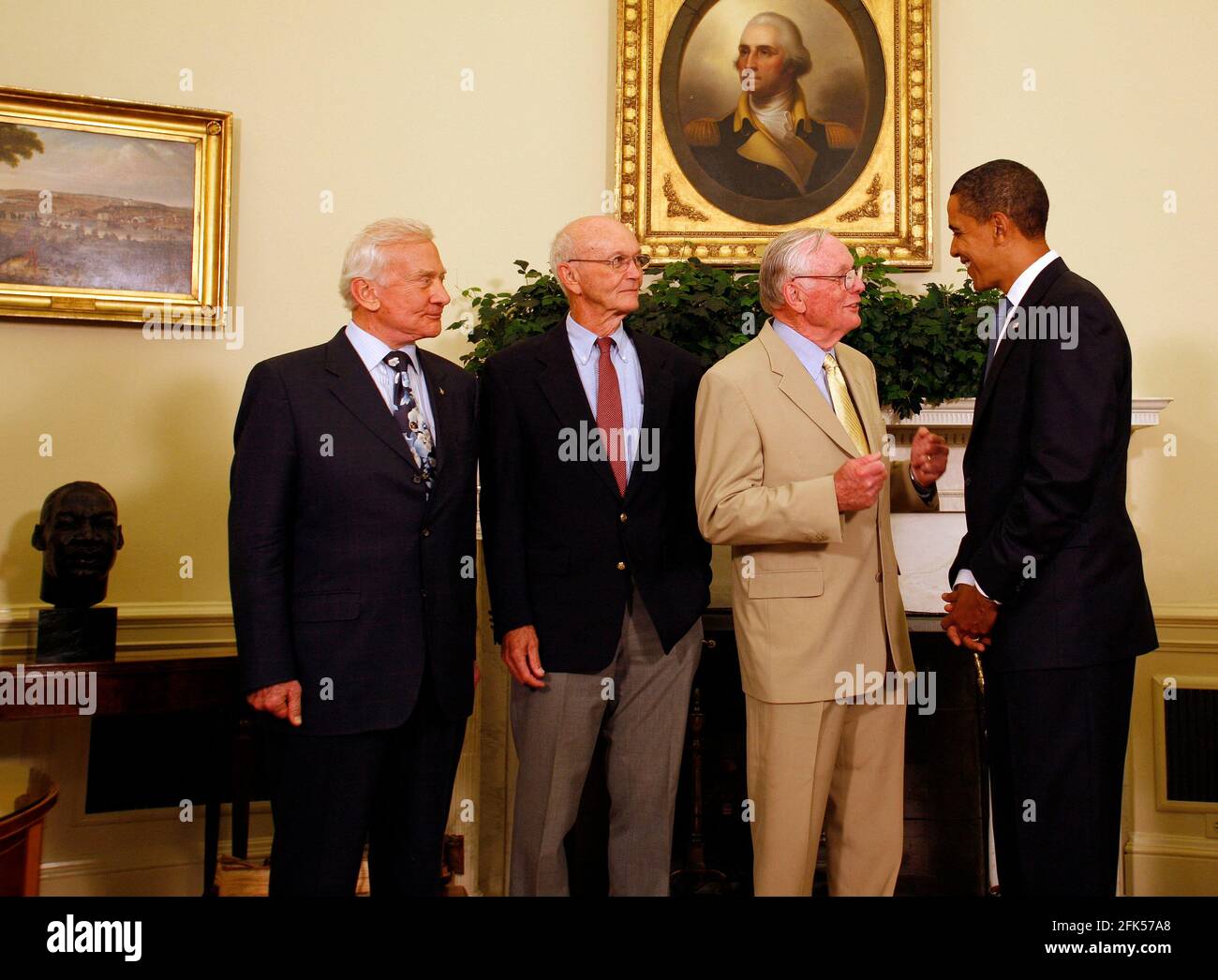 File photo - Washington, DC - 20 Luglio 2009 -- Il presidente degli Stati Uniti Barack Obama incontra i membri dell'equipaggio Apollo 11 (l-r) Edwin Eugene 'Buzz' Aldrin, Jr., Michael Collins, e Neil Armstrong nell'Ufficio ovale della Casa Bianca nel 40° anniversario dello sbarco lunare degli astronauti, Washington, DC, lunedì 20 luglio, 2009. . --- l'astronauta americano Michael Collins, che ha volato il modulo di comando Apollo 11 mentre i suoi crewmates sono diventati la prima gente a terra sulla Luna il 20 luglio 1969, è morto il mercoledì dopo aver combattuto il cancro, la sua famiglia ha detto. Foto di Martin H. Simon / Pool via CNP /AMACAPRESS. Foto Stock