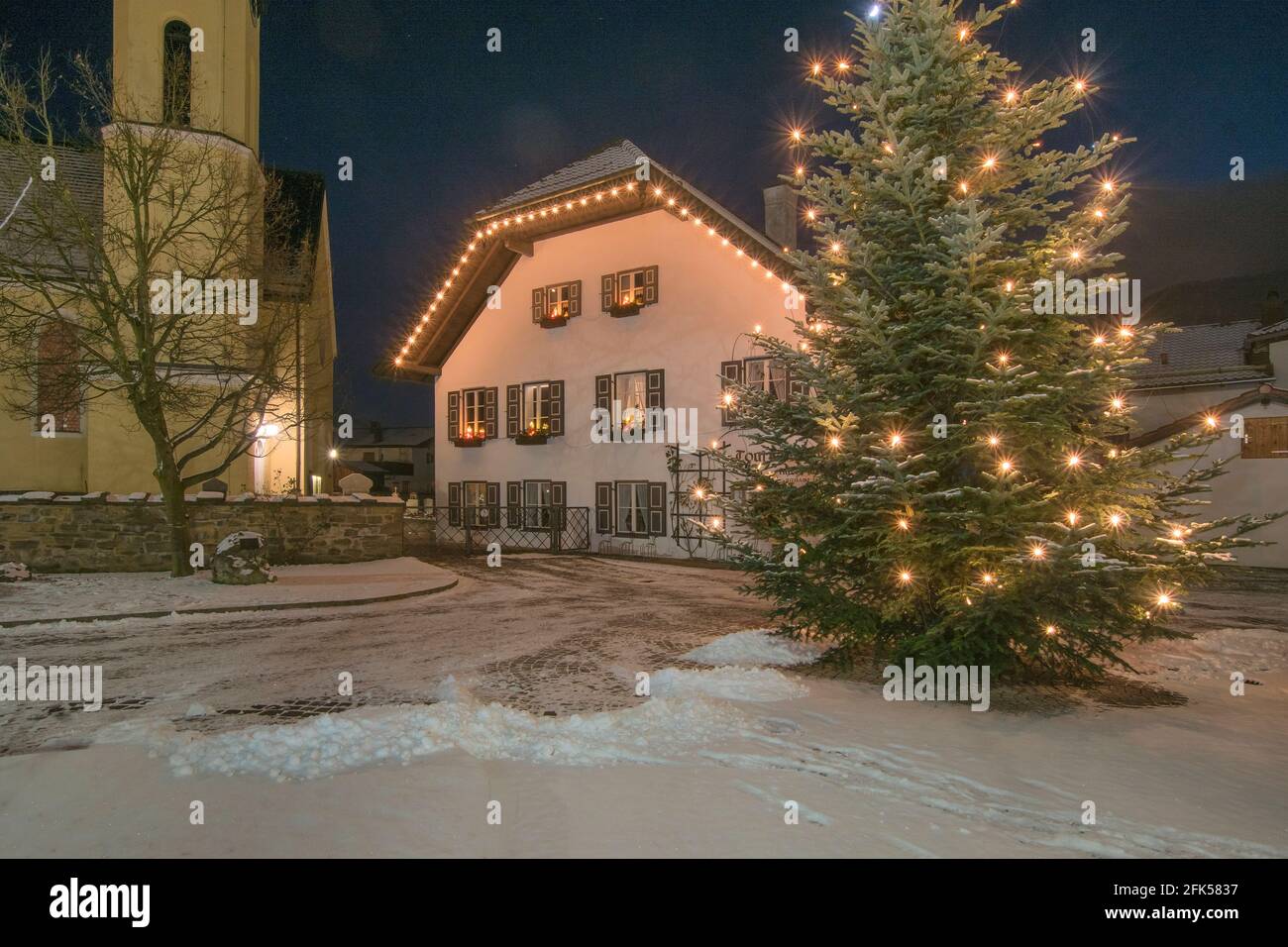 Weihnachtlichter Petersplatz in Piding mit strahlendem Christbaum Foto Stock