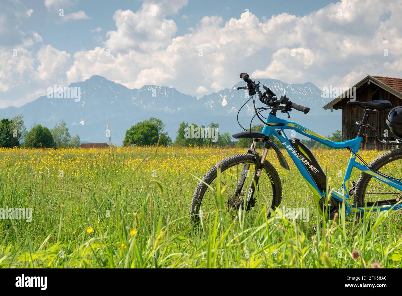 Mit dem e-Bike auf den für Fahrrädern freigegebenen Feldwegen durch Das LBV-Schutzgebiet Haarmoos (Landesbund für Vogelschutz) Foto Stock
