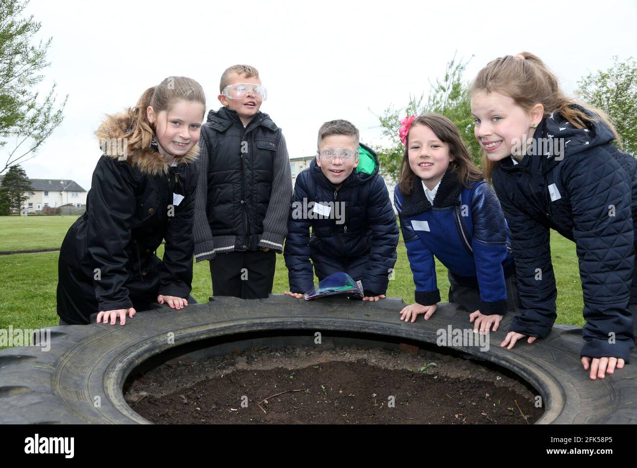 Prestwick St Ninnians Primary School ha avuto una visita forma Partner in Inclusion Group demostrating agli alunni gli effetti della disabilità come la perdita uditiva e la visione alterata cercando l'indizio sulla caccia al tesoro Heidi Clarke(P5) Taylor McCall (P5) Nevan Rennie (P5) Eve Alexander (P4) Chloe Hamilton (P5) Foto Stock