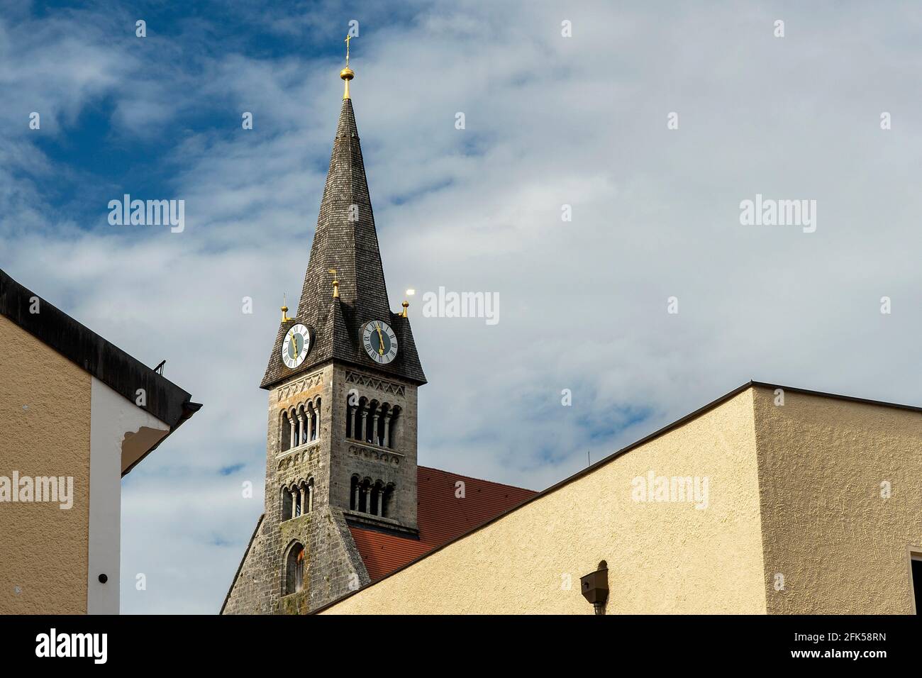 Die Stiftskirche mit blühenden den Bereich - in Laufen an der Salzach, Bayern, Deutschland Foto Stock