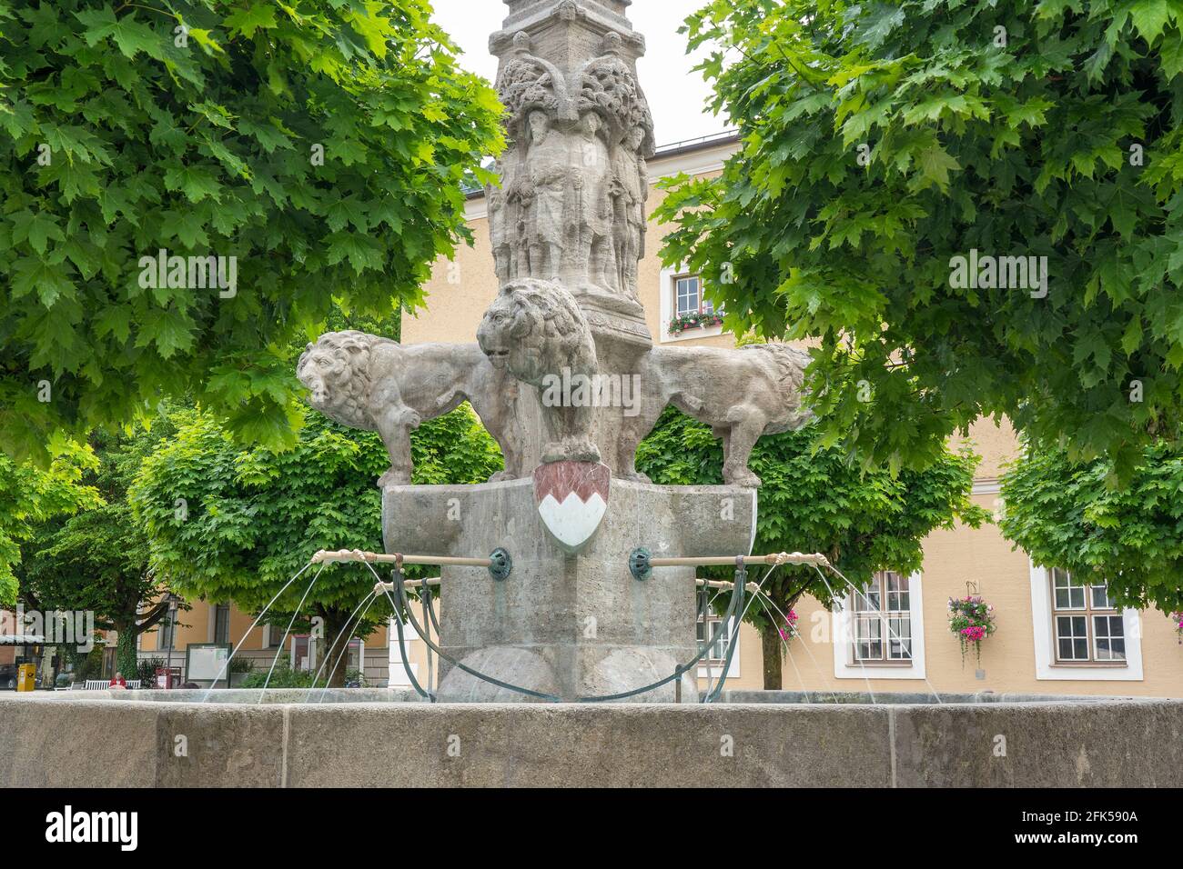 Der Wittelsbacherbrunnen auf dem Rathausplatz von Bad Reichenhall Foto Stock