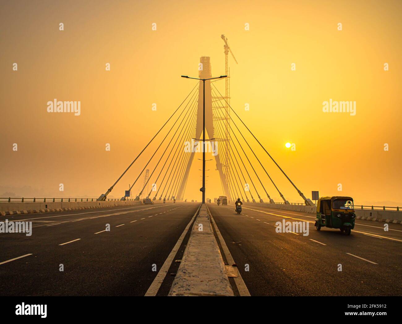 signature bridge è un ponte sospeso a sbalzo che attraversa il fiume yamuna a delhi, con un bel sorgere del sole. Foto Stock