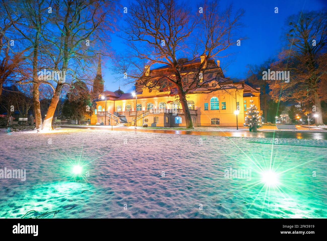 Winter - Weihnacht im abendlich-nächtlich-beleuchteten Kurgarten von Bad Reichenhalldas Alte Kurhaus Foto Stock