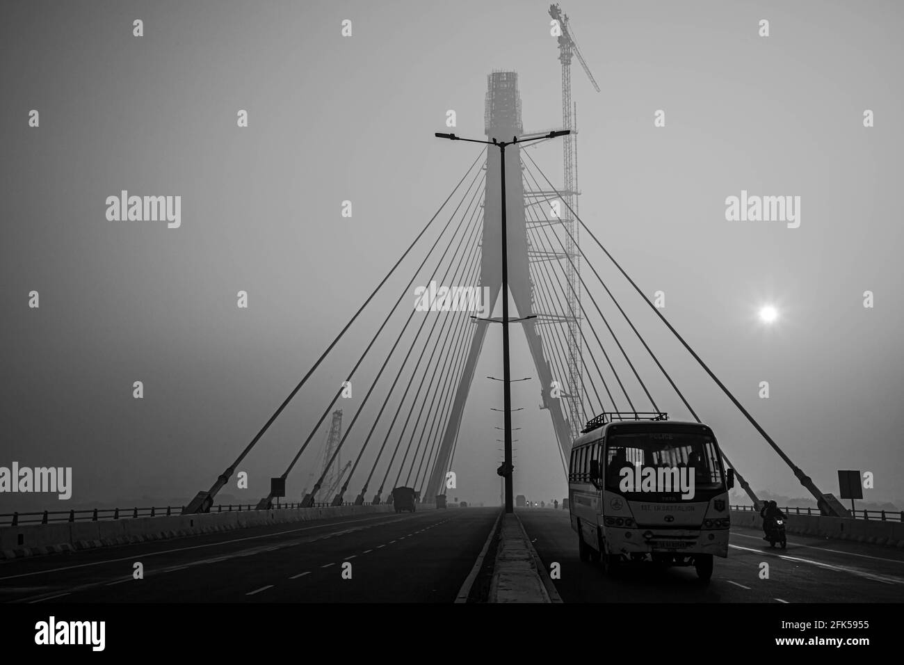 signature bridge è un ponte sospeso a sbalzo che attraversa il fiume yamuna a delhi, con un bel sorgere del sole. Foto Stock
