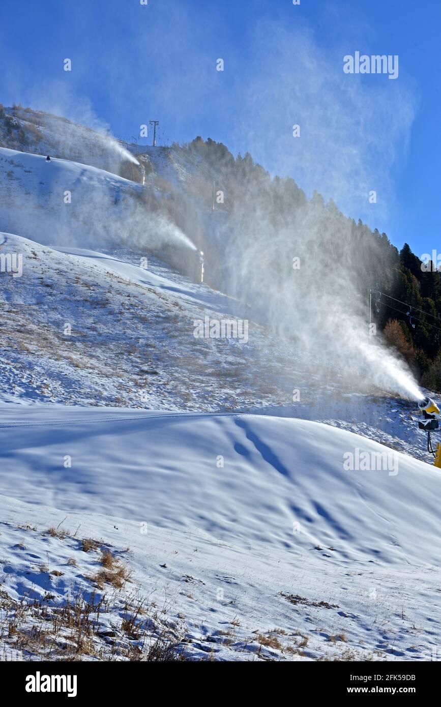 Cannoni da neve in funzione su una pista da sci presso il inizio della stagione Foto Stock