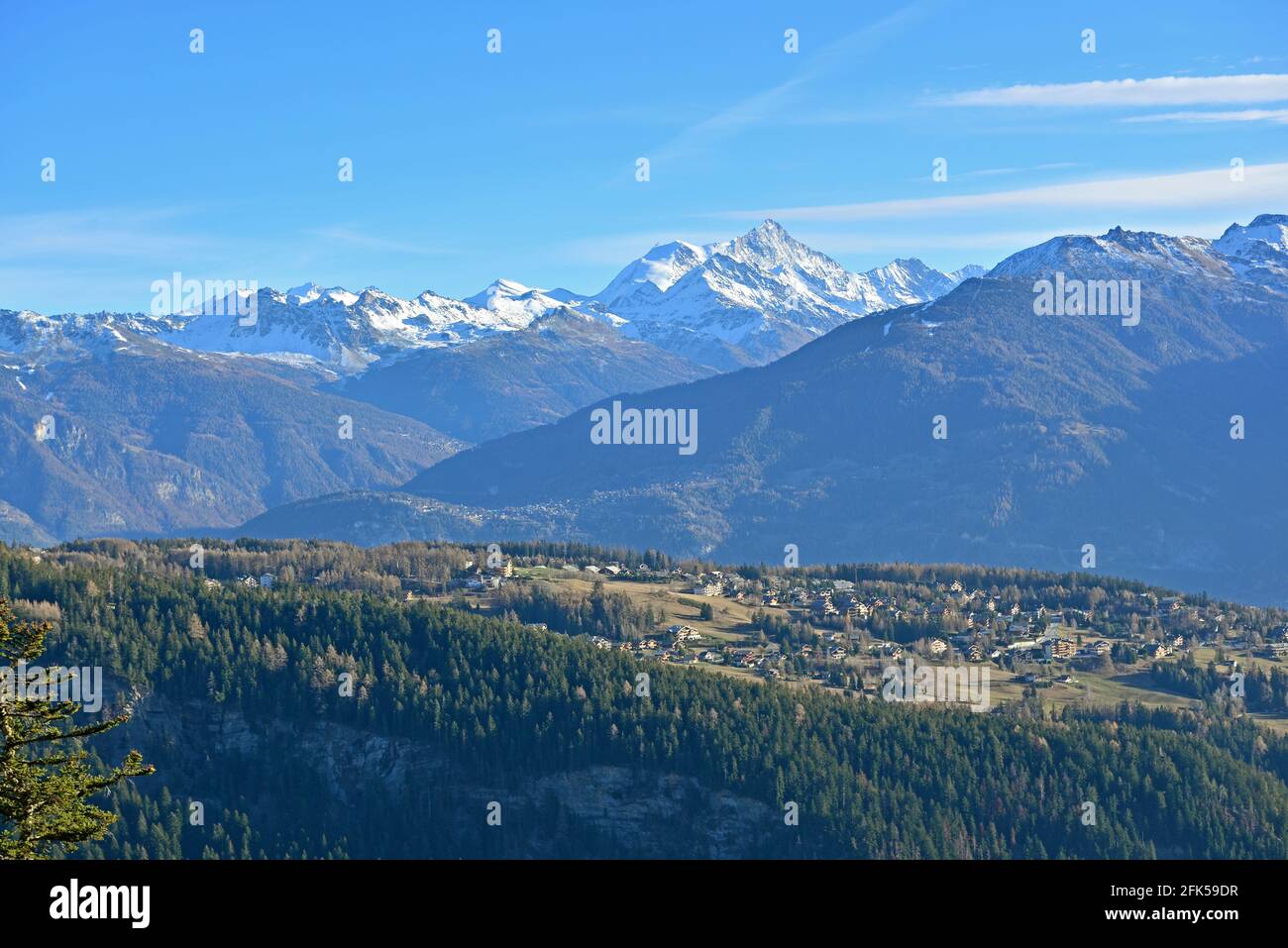Il villaggio alpino svizzero di Len con l'alta vetta del Weisshorn sullo sfondo. Foto Stock