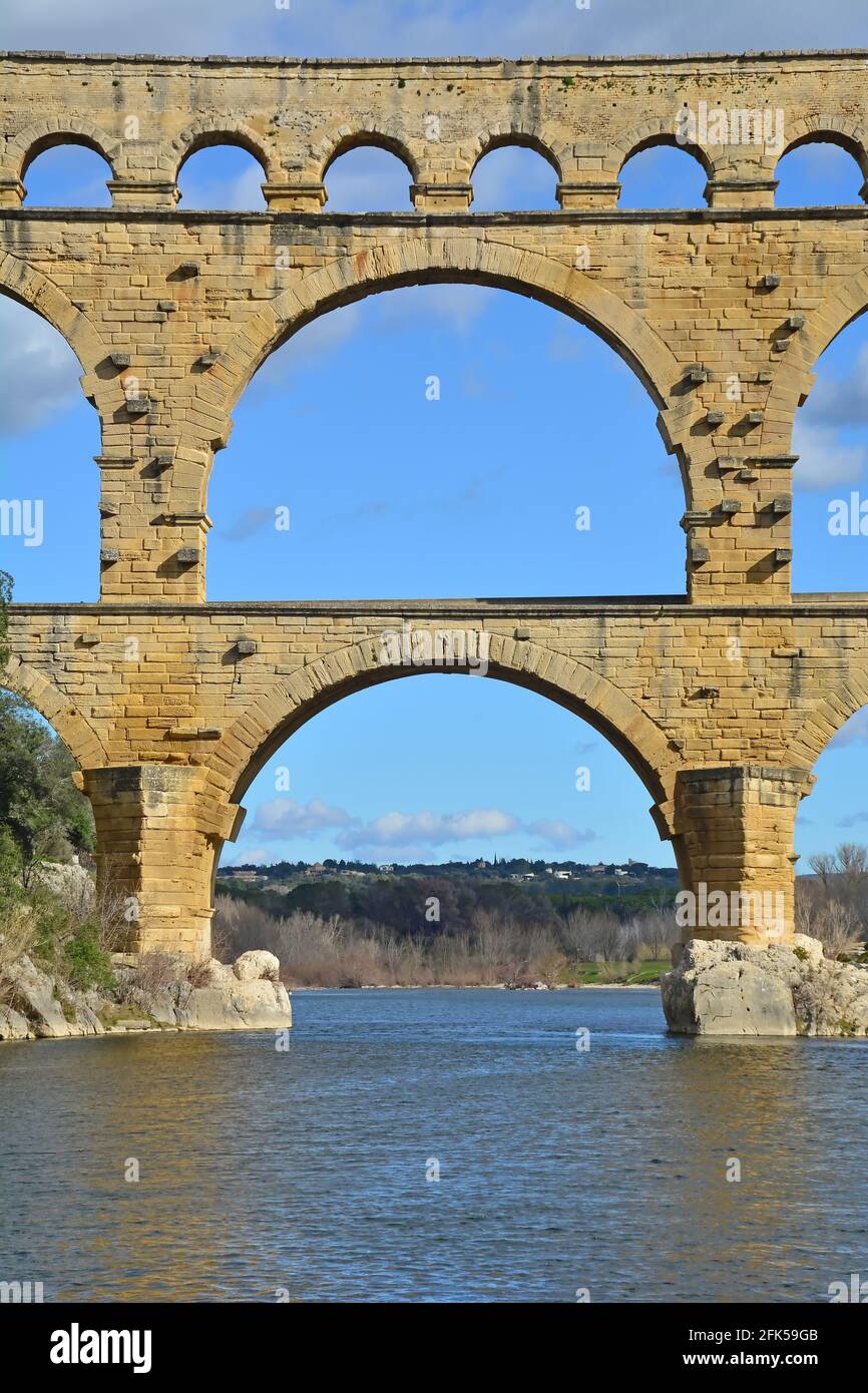 Sezione centrale dell'antico acquedotto romano Pont du Gard e ponte viadotto sul fiume Gardon, il più alto di tutti gli antichi ponti romani, vicino a. Foto Stock
