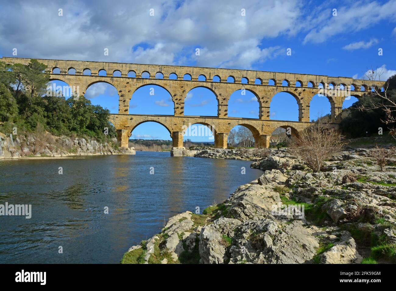L'antico acquedotto romano Pont du Gard e il viadotto ponte sul fiume Gardon, il più alto di tutti gli antichi ponti romani, vicino a Nimes nel sud Foto Stock