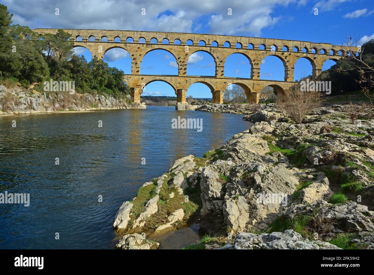 L'antico acquedotto romano Pont du Gard e il viadotto ponte sul fiume Gardon, il più alto di tutti gli antichi ponti romani, vicino a Nimes nel sud Foto Stock