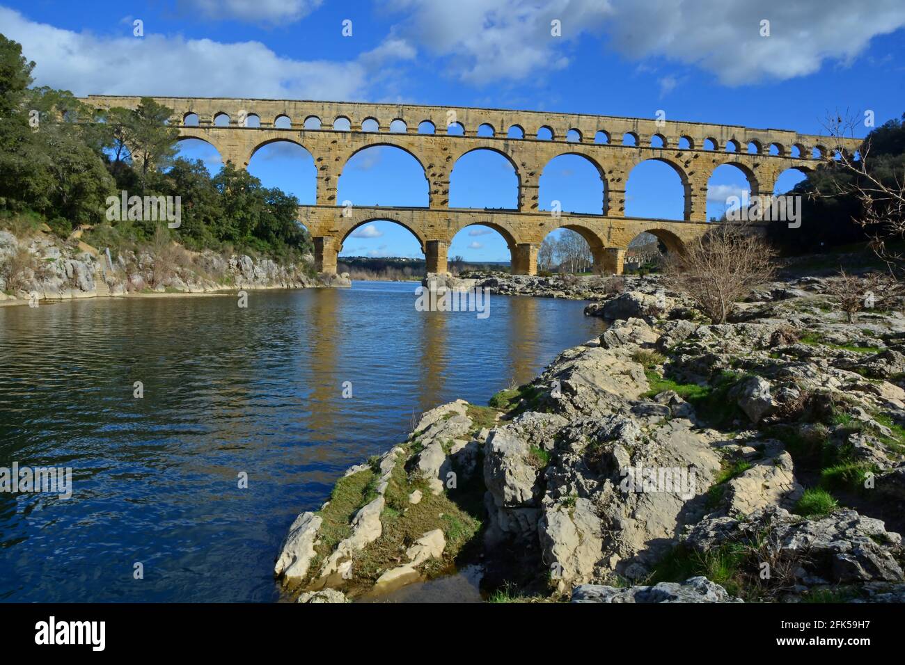 L'antico acquedotto romano Pont du Gard e il viadotto ponte sul fiume Gardon, il più alto di tutti gli antichi ponti romani, vicino a Nimes nel sud Foto Stock