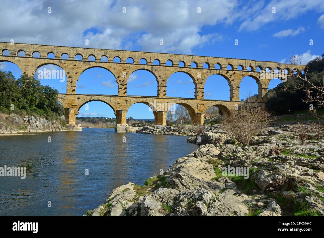 L'antico acquedotto romano Pont du Gard e il viadotto ponte sul fiume Gardon, il più alto di tutti gli antichi ponti romani, vicino a Nimes nel sud Foto Stock