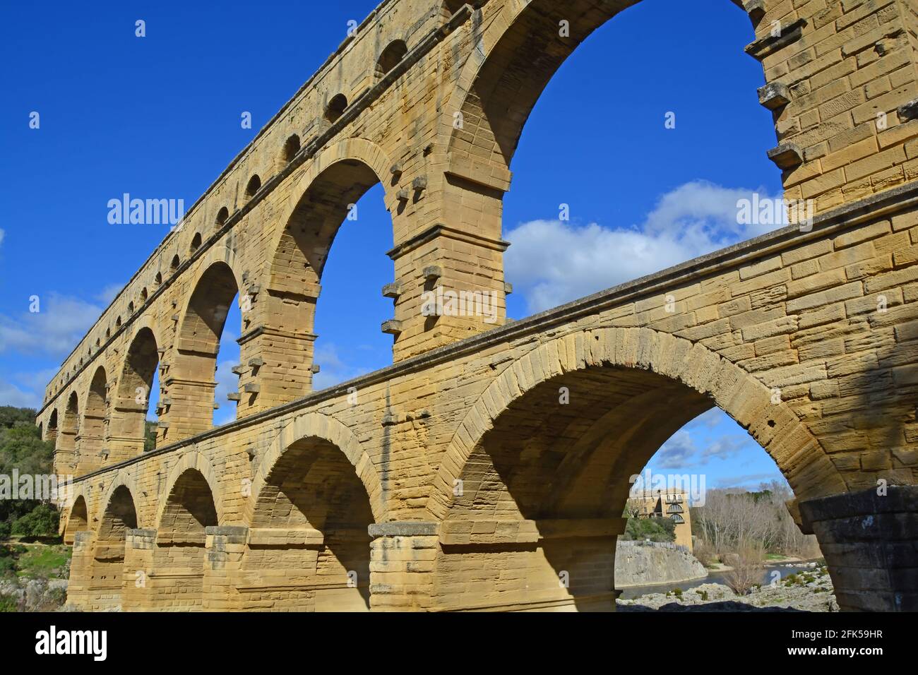 L'antico acquedotto romano Pont du Gard e il viadotto ponte sul fiume Gardon, il più alto di tutti gli antichi ponti romani, vicino a Nimes nel sud Foto Stock