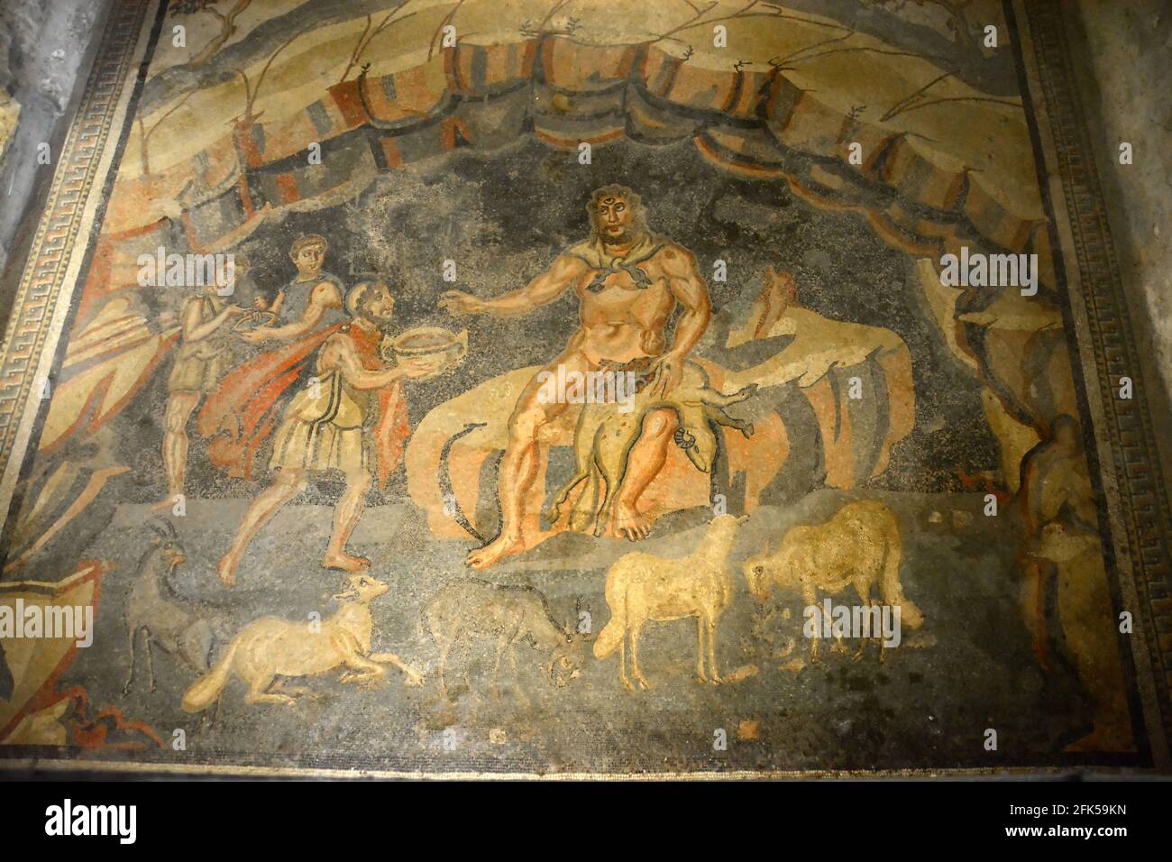 Antico mosaico romano che mostra Odysseo che ha bevuto il Polifemo