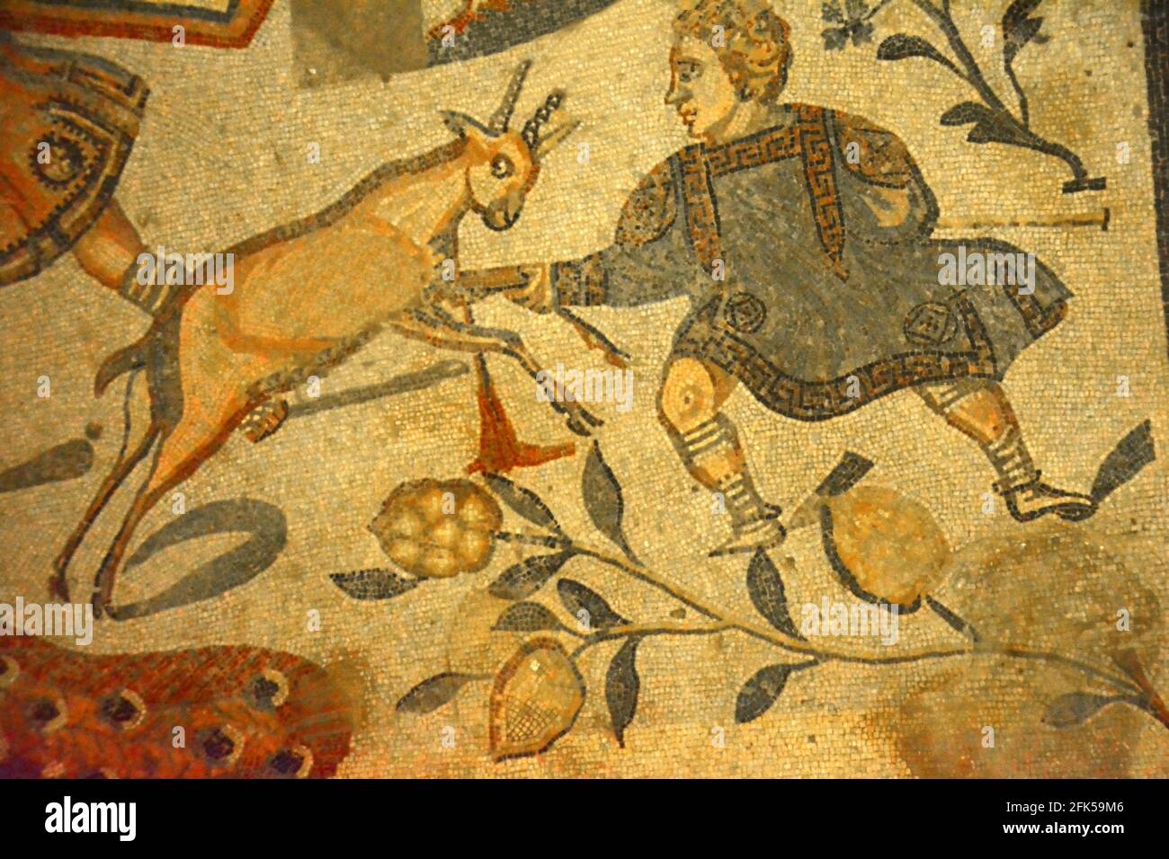 Antico mosaico romano di un ragazzo che spearing una capra. Dai mosaici antichi romani, patrimonio dell'umanità dell'UNESCO, nella Villa Romana del Casale, in Sicilia Foto Stock
