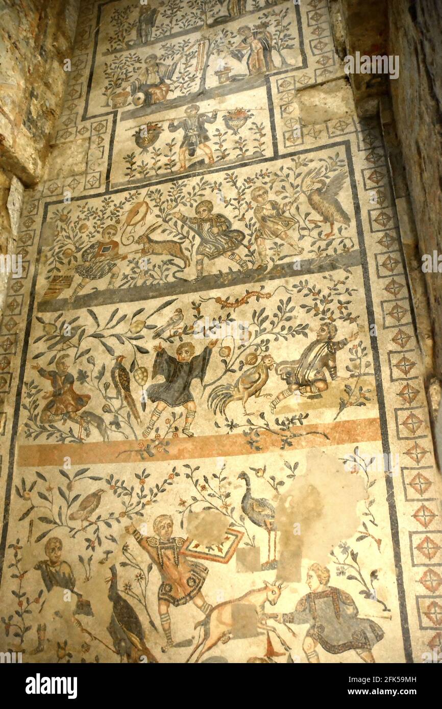 Antichi mosaici romani con tema di caccia in una camera per bambini. Dai mosaici antichi romani, patrimonio dell'umanità dell'UNESCO, nella Villa Romana del Casale, Sicil Foto Stock