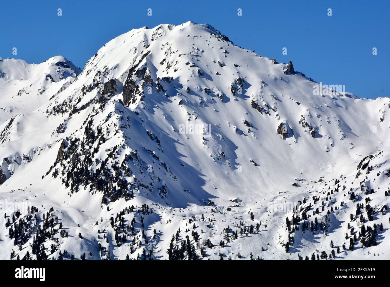 Il Mont Gond dove si svolge la gara Nendaz Freeride. Immagine presa subito dopo la concorrenza, i tracciati dei concorrenti possono ancora essere visti. Foto Stock