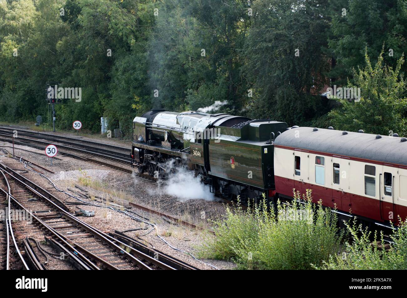 Locomotiva a vapore conservata e restaurata, 34064 'Braunton' si avvicina a Tonbridge con un treno speciale da Londra Foto Stock
