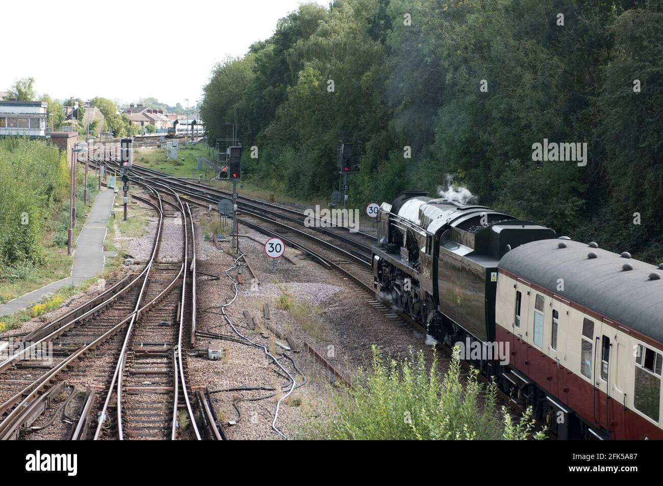 Locomotiva a vapore conservata e restaurata, 34064 'Braunton' si avvicina a Tonbridge con un treno speciale da Londra Foto Stock