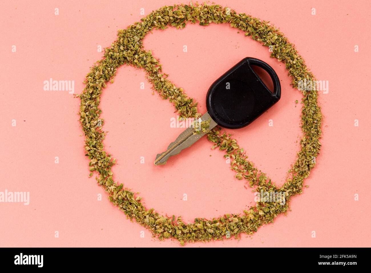 guida sotto l'influenza della cannabis o della marijuana, alta guida, guida mentre è compromessa, chiave auto con cannabis Foto Stock