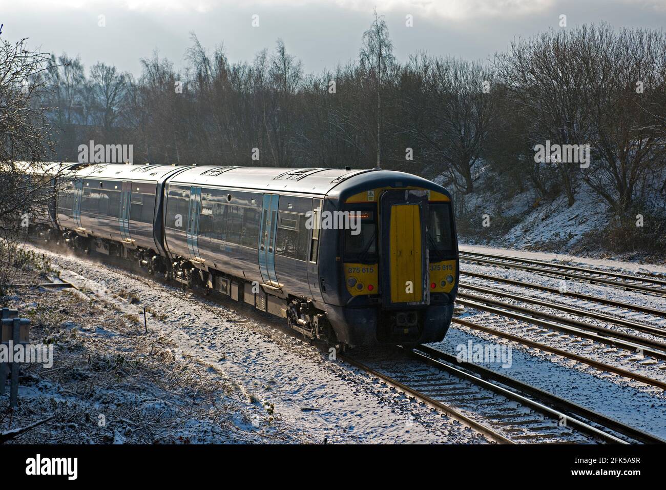 British Rail classe 375 unità elettrica multipla Electrostar a nord della stazione di Tonbridge in un giorno nevoso di febbraio Foto Stock