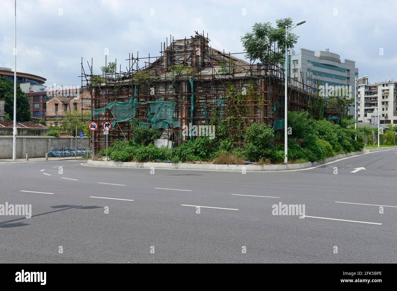 Edificio dell'epoca della Repubblica Vecchia coperto di ponteggi pronti per il restauro sul lungofiume in Guangzhou occidentale, Cina Foto Stock