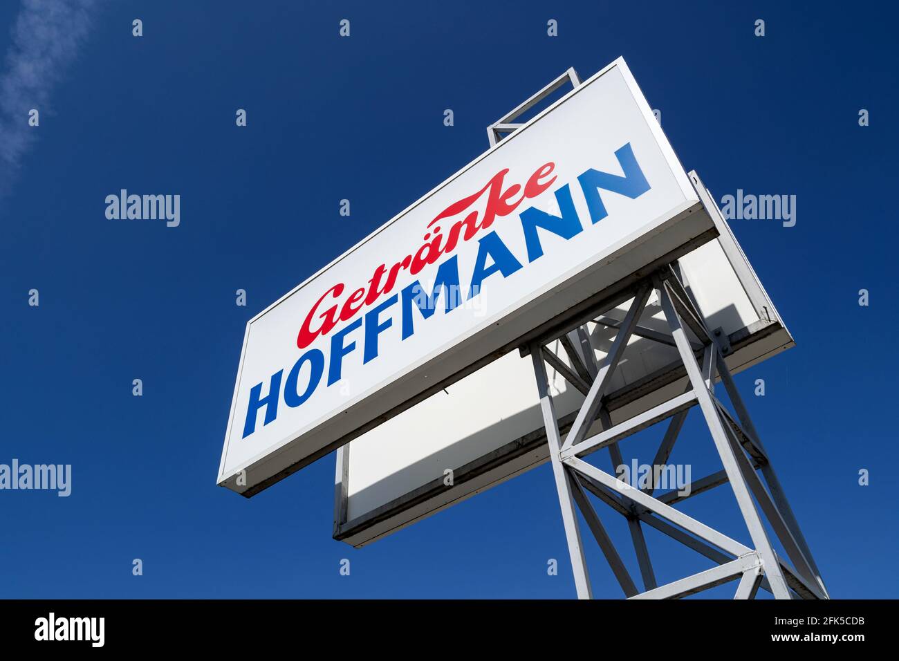 Getränke segno Hoffmann contro il cielo blu. Foto Stock